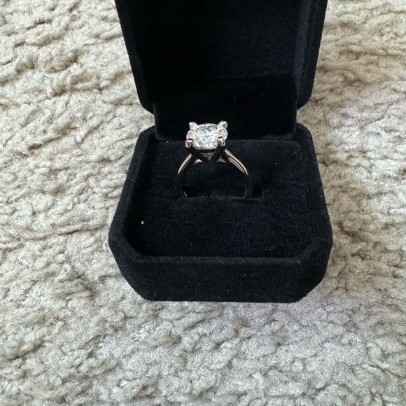 LADY’S DRESS/ENGAGEMENT RING - Picture 2 of 3